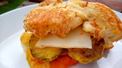 大豆ミートのハンバーグを挟んだヴィーガンチーズバーガー風フレンチトースト