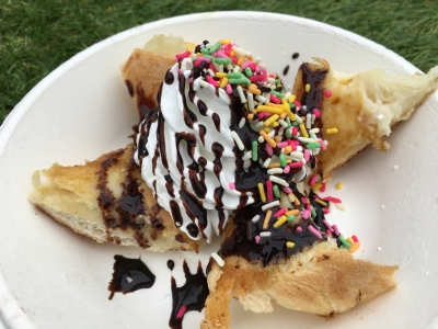 カラースプレーとチョコソースをかけたカラフルショコラのフレンチトースト