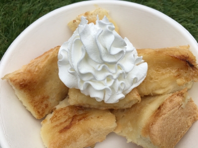 ホイップクリームをのせたフレンチトースト